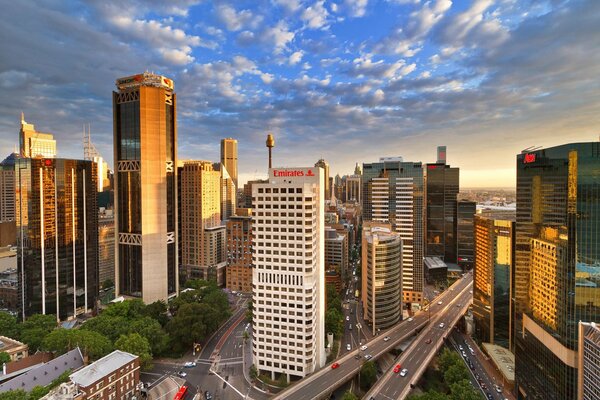 Die Wolkenkratzer von Sydney stützen den Himmel