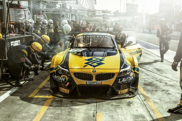 La voiture de course jaune s est arrêtée