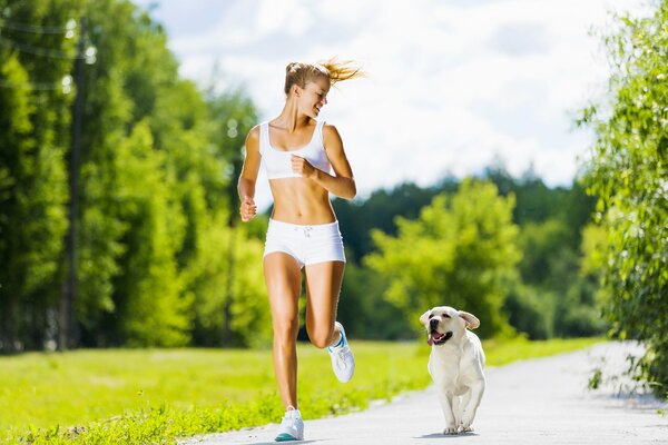 La ragazza insieme a un animale domestico fa sport