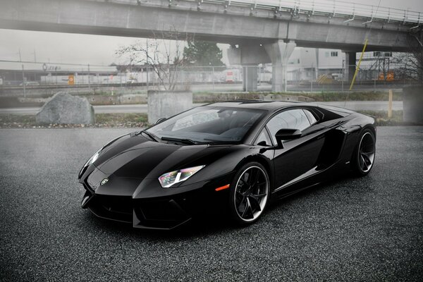 Schwarzer Lambo aventador auf dem Parkplatz