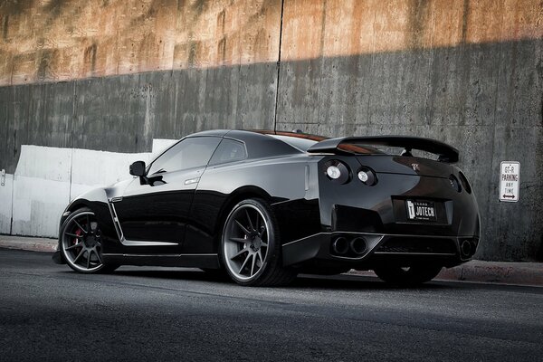 Nissan GTR nera con messa a punto del disco