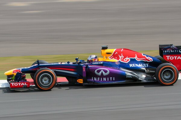 Rennwagen auf der Formel-1-Strecke