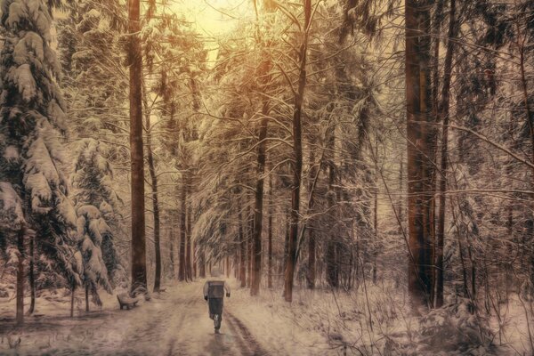 Ein Mann, der durch eine Winterlandschaft in die Ferne rennt