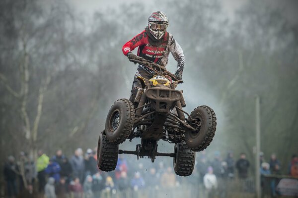 L uomo sul quad partecipa alla gara