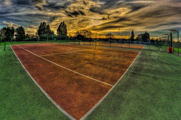 Court bei Sonnenuntergang