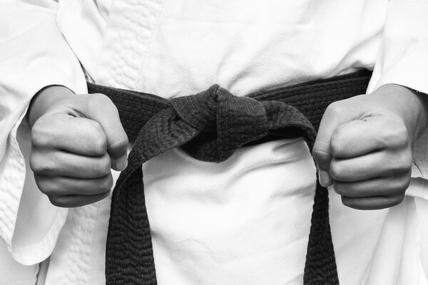 Imagen en blanco y negro de un karate con los puños cerrados