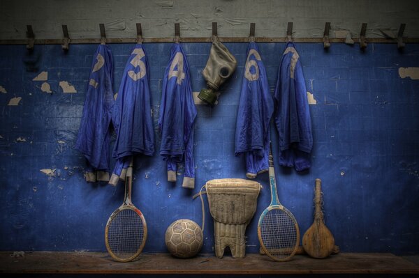 Старое спортивное снаряжение на синем фоне