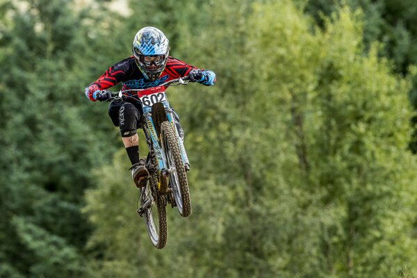 Un coureur s est détaché du sol à vélo