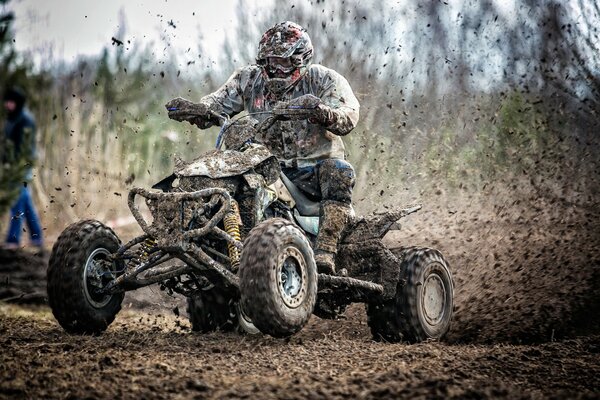 Quad-Bike nimmt an einem Rennen im Schlamm teil