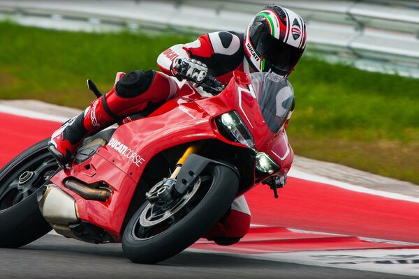 Мотоцикл ducati panigale r 2013 года