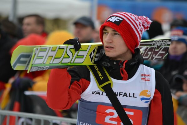 Un athlète avec des skis quitte la piste