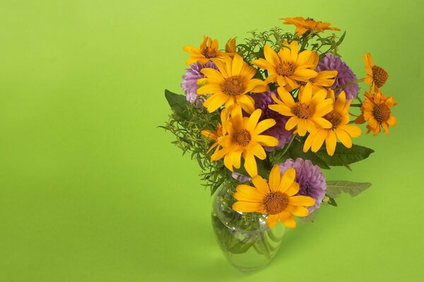 Fleurs dans un vase transparent