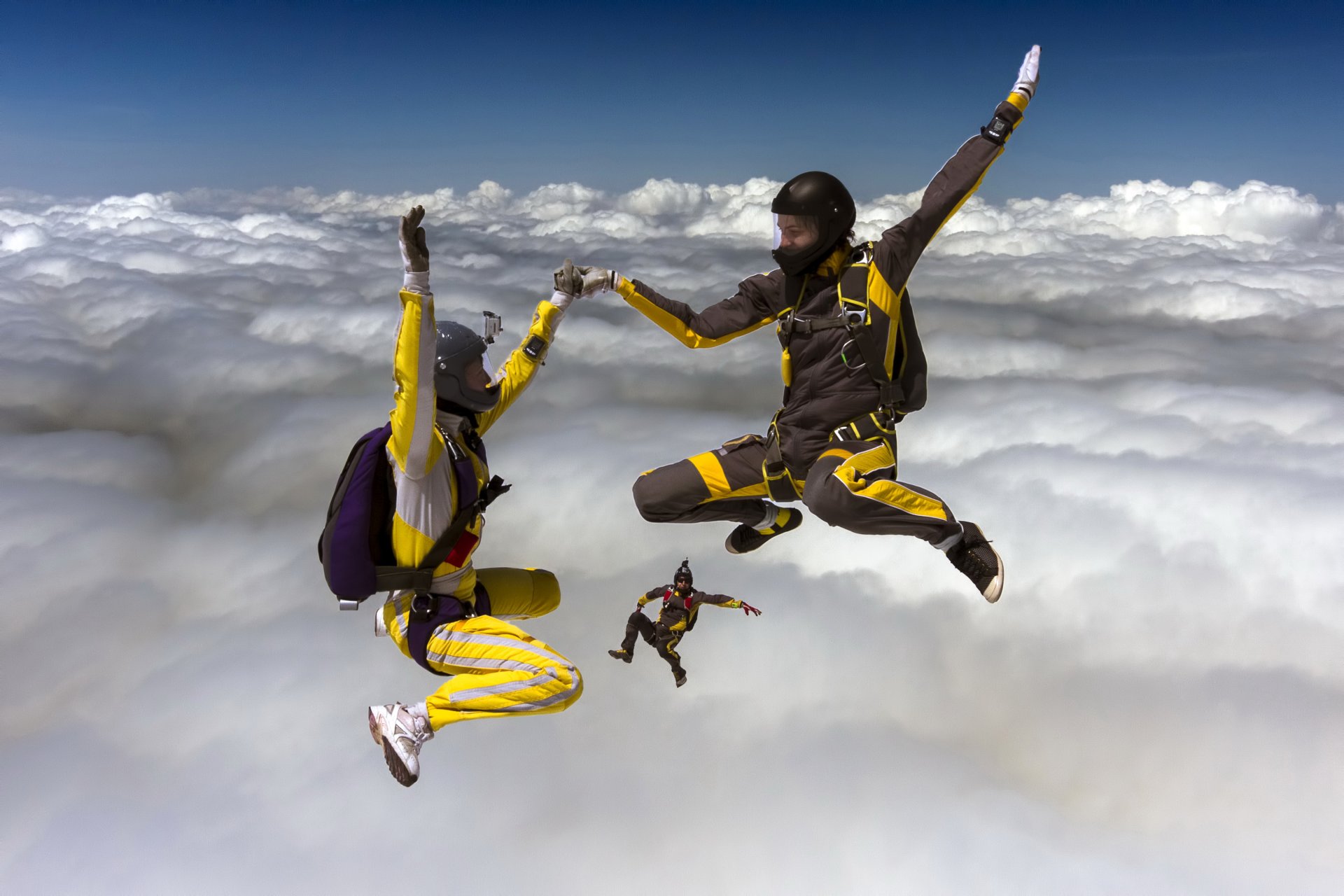 cielo tres paracaidistas uniforme nubes deportes foto