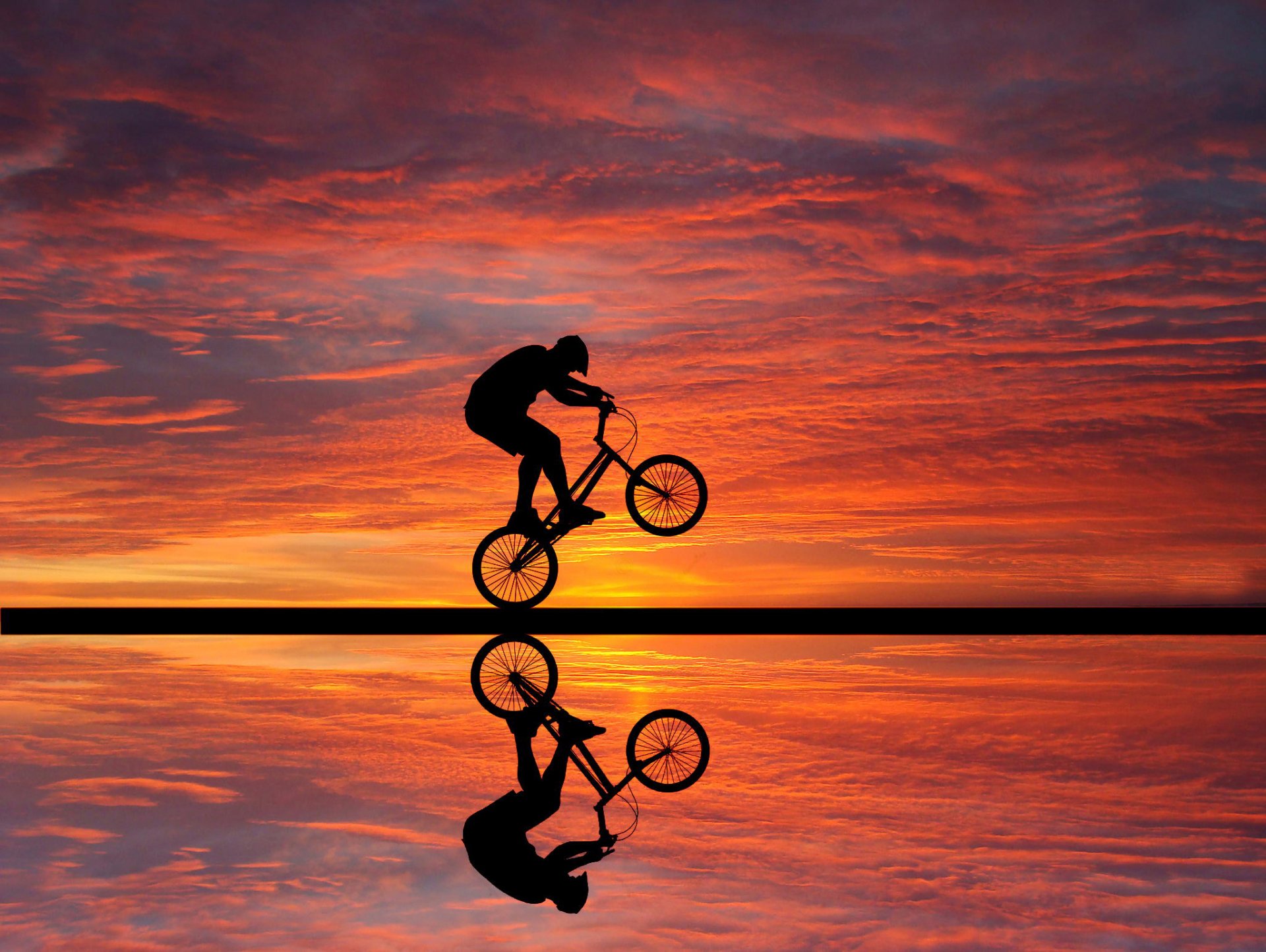 nuages coucher de soleil cycliste réflexion