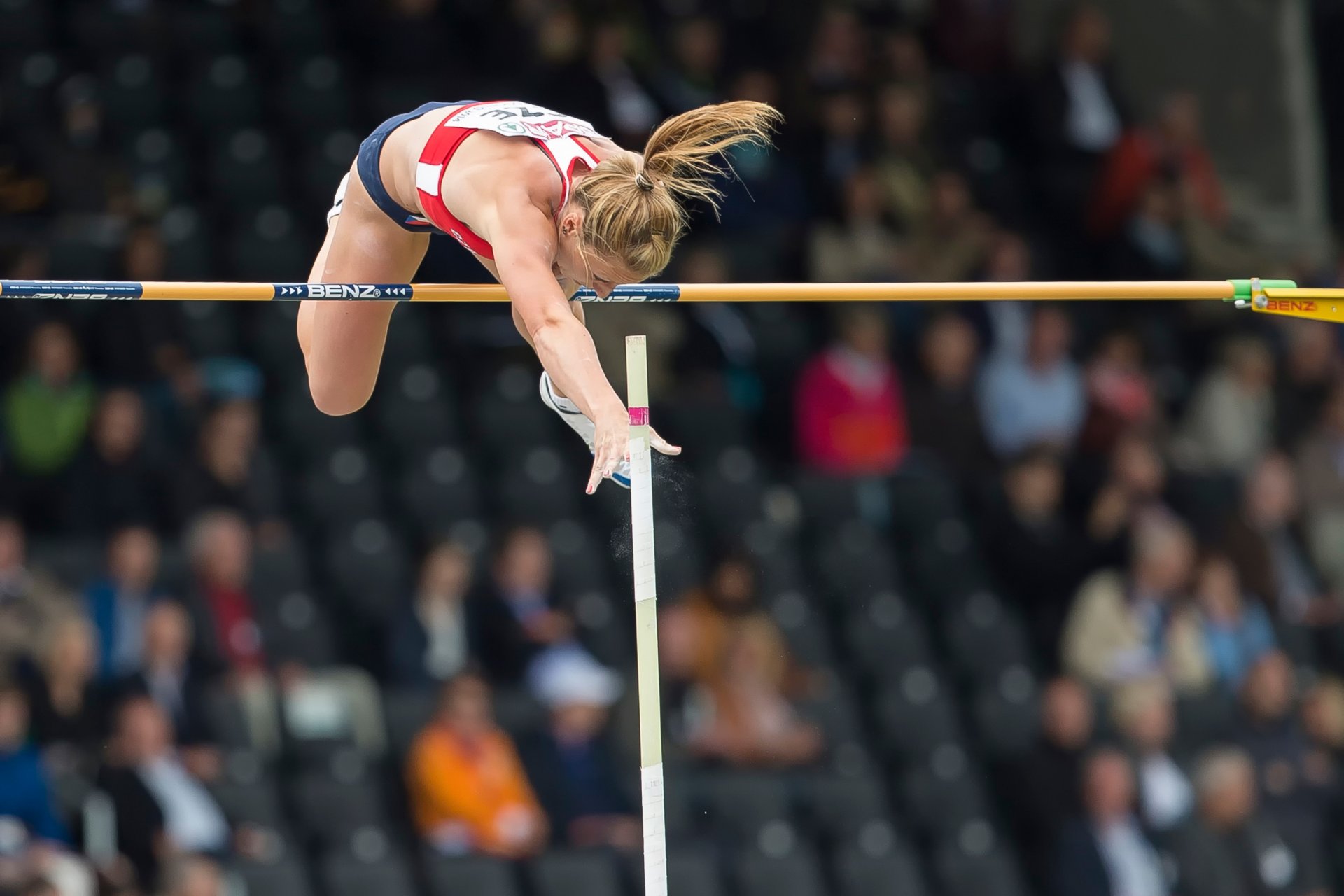 atletismo salto con pértiga atleta