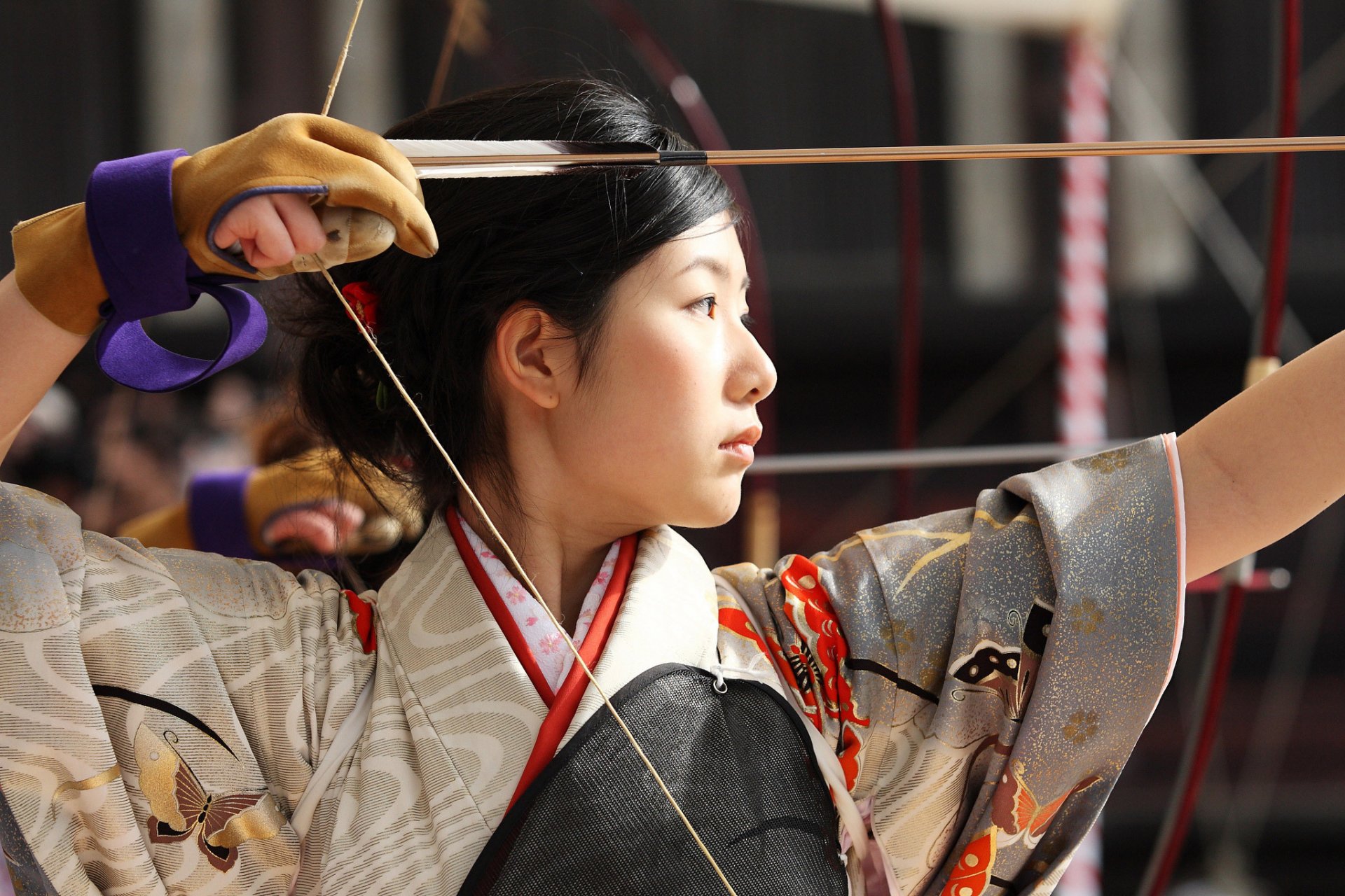 japonés chica arquero arco apuntando