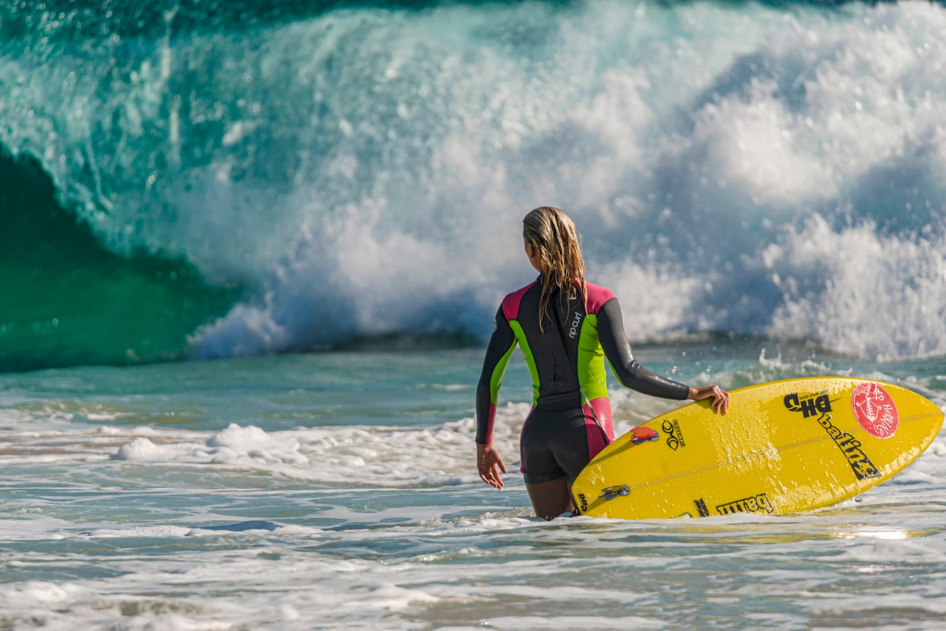 surfing dziewczyna fala deska