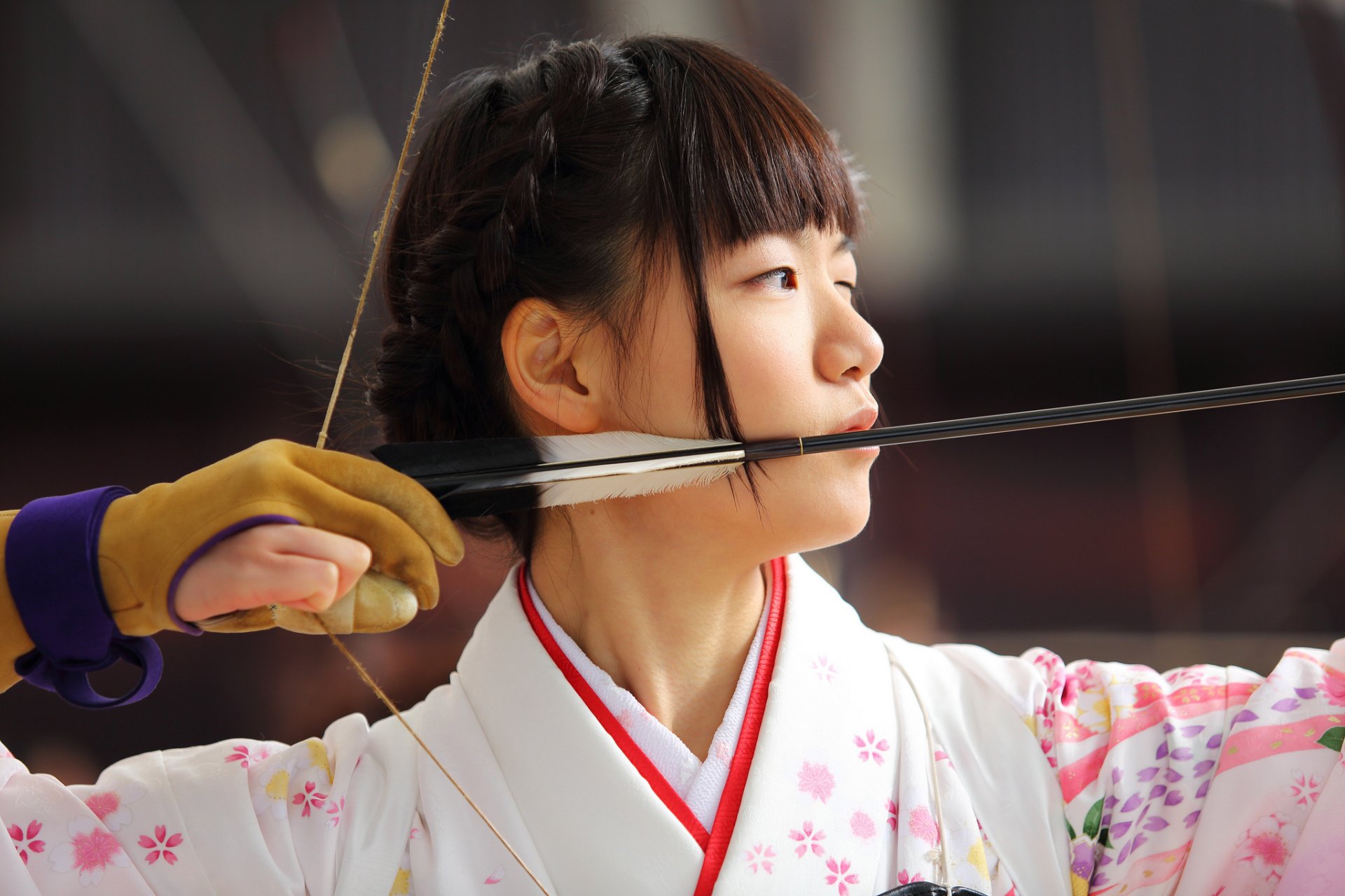 japonés chica arquera apuntando