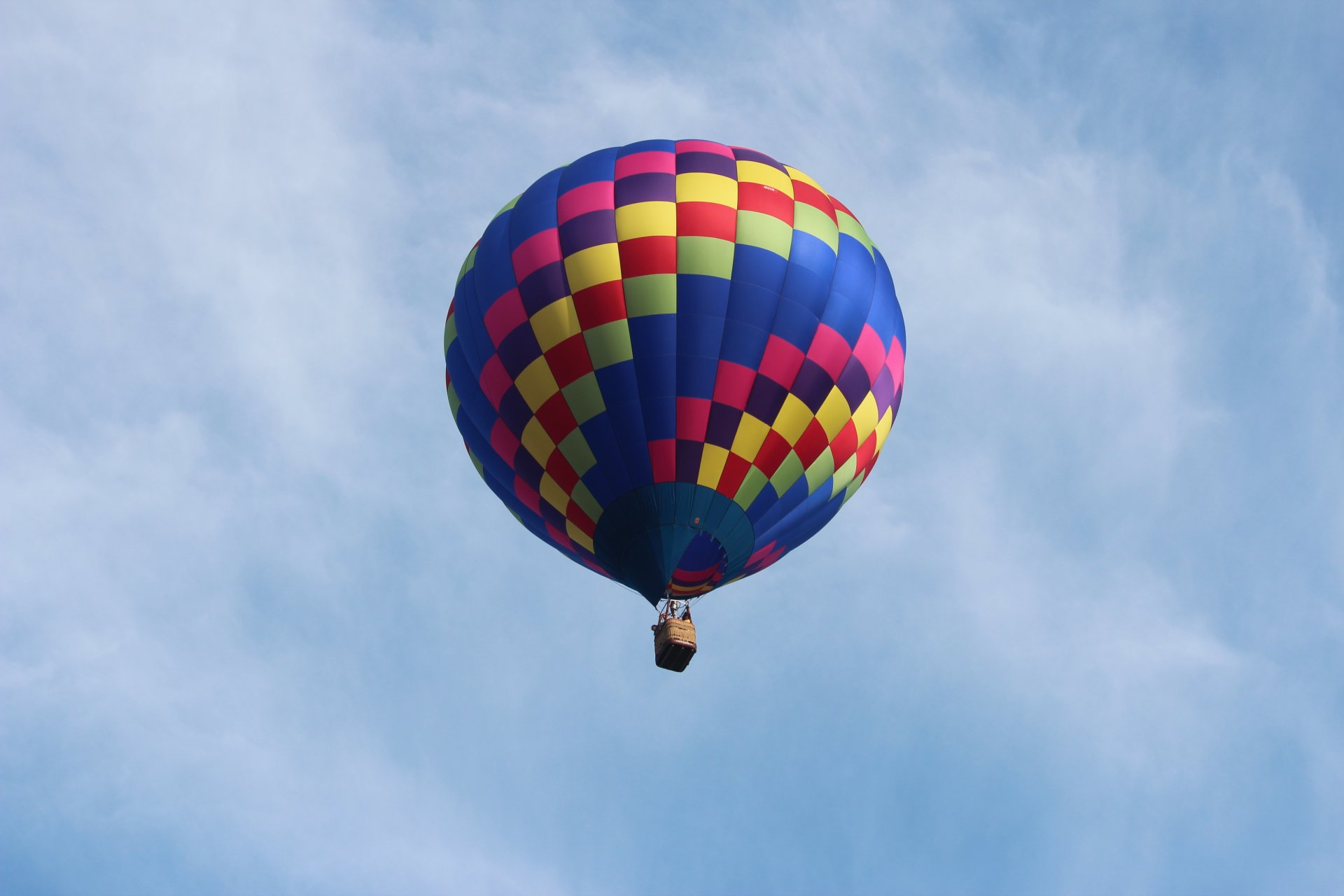 palloncino cesto cielo nuvole