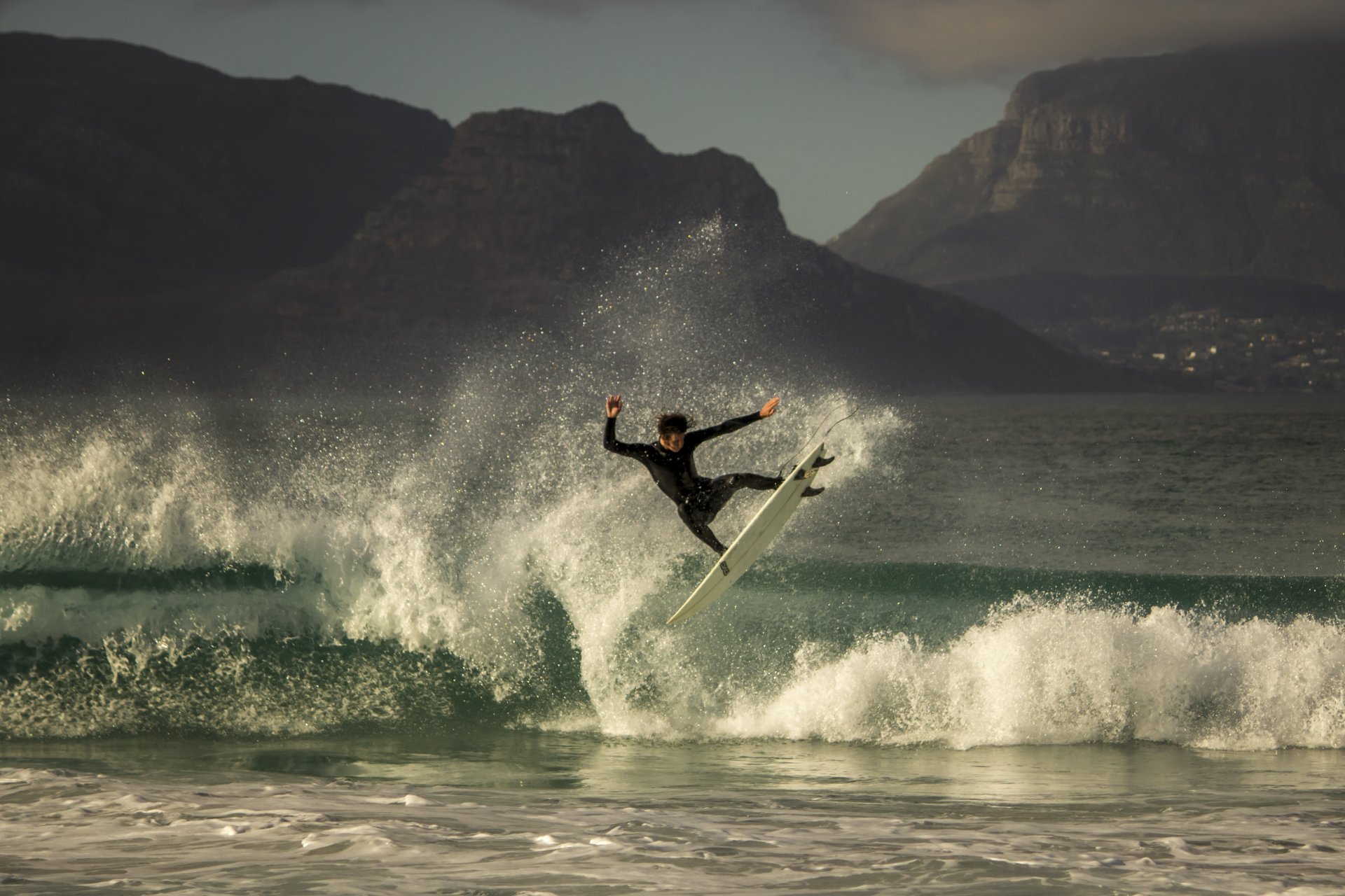 surf planche de surf aereo montagnes mer village