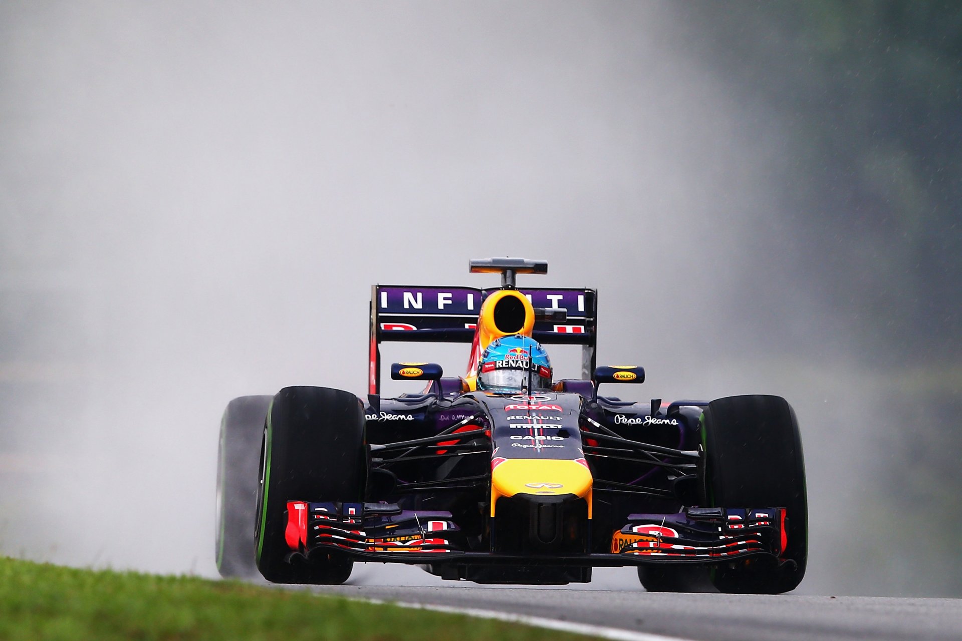 f1 red bull rb 10 regen sebastian vettel formel