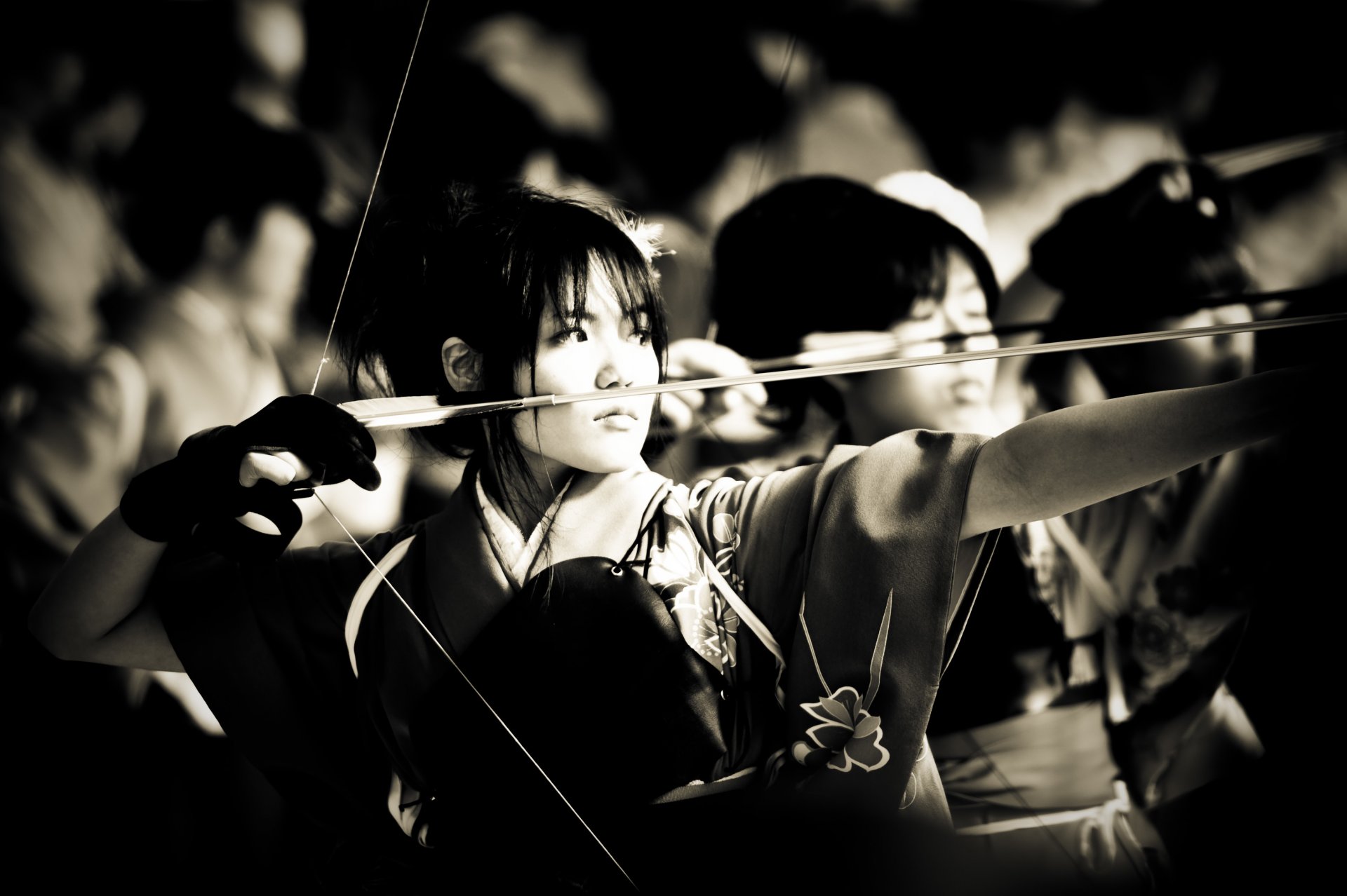 japonés chica arquero arco flecha apuntando