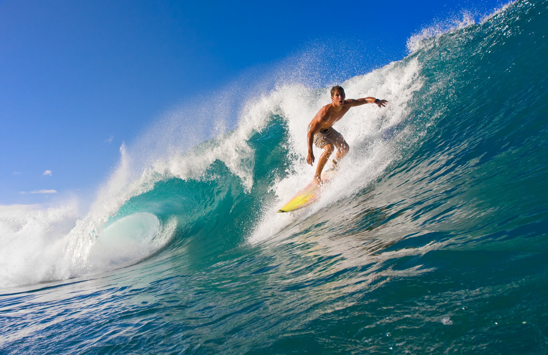 człowiek fala pianka surfing