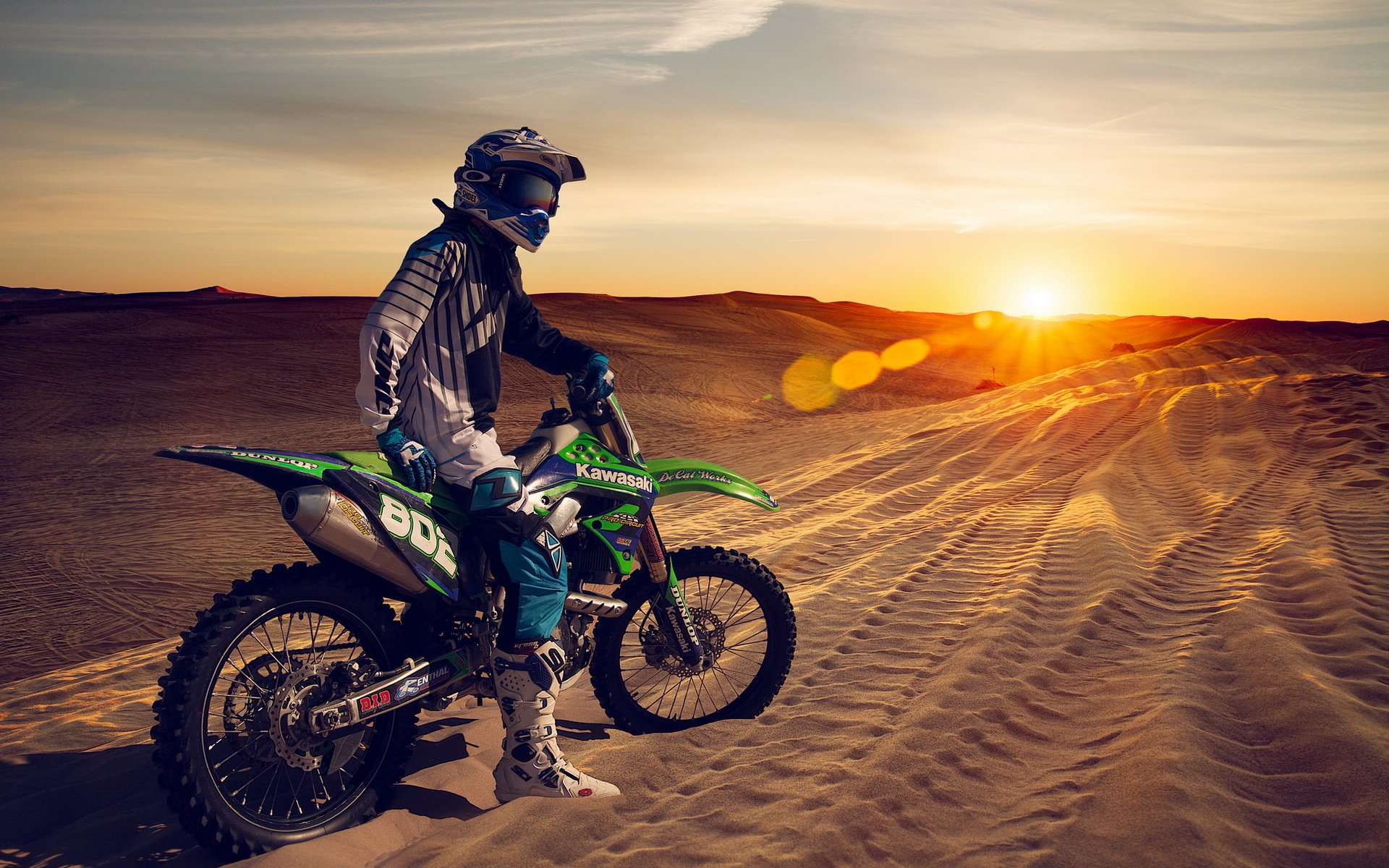 moto sable dunes coucher de soleil