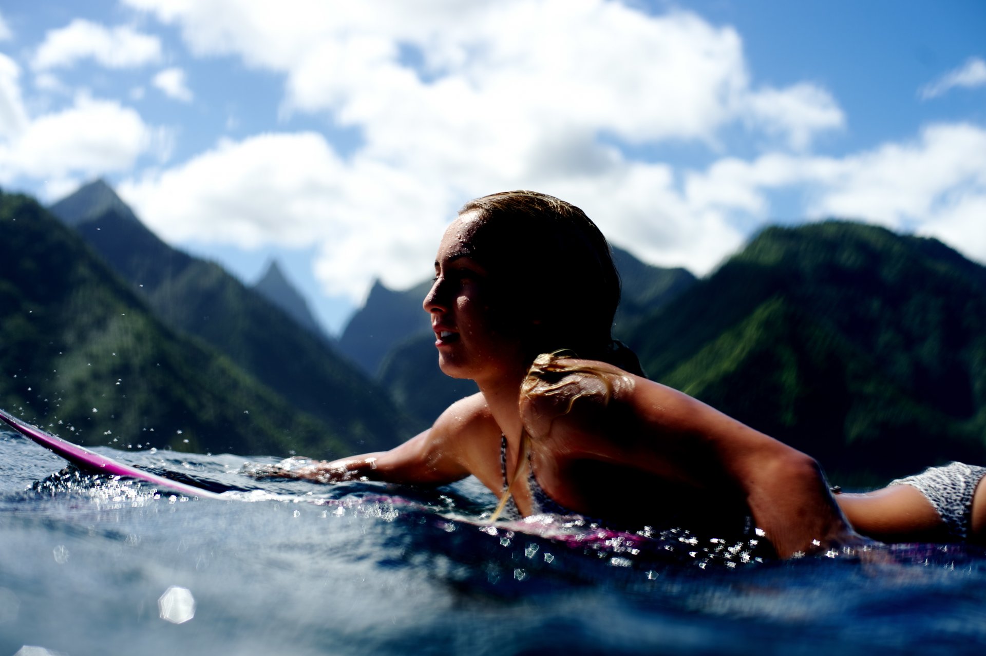 deportes surf chica océano