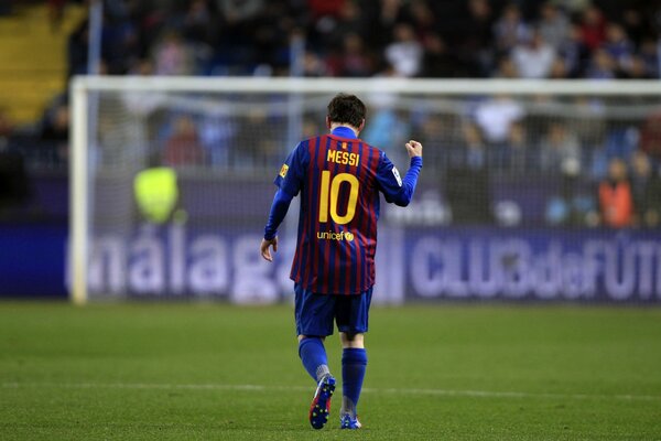 Lionel messi da dietro uno