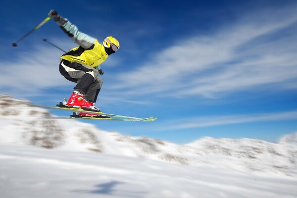 Skispringen auf einem schneebedeckten Berghang