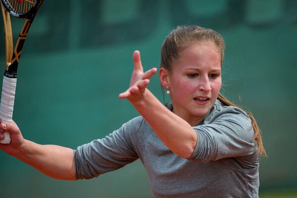 Kastner Steffi es una tenista pre-roja con una raqueta