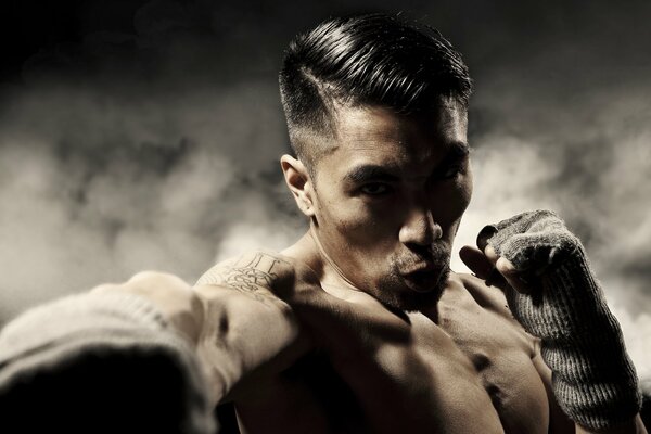 Stojak bokser Azjata z tatuażem