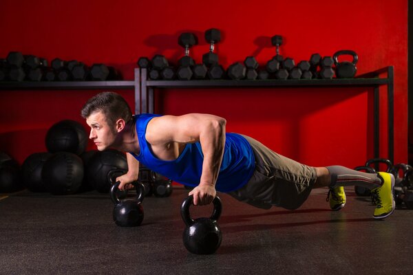 Guy s entraîner faire des exercices push-up