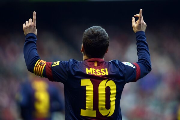 Messi steht mit dem Rücken und zeigt mit den Fingern nach oben