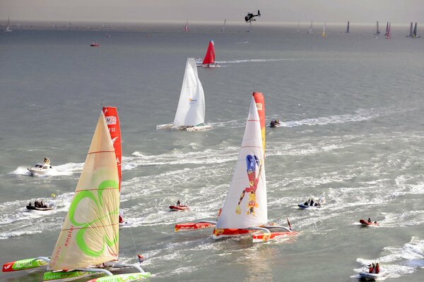 Rennen von Segelbooten und Yachten im Meer