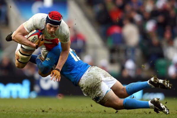 Rugby spielen. Zusammenstoß zweier Spieler