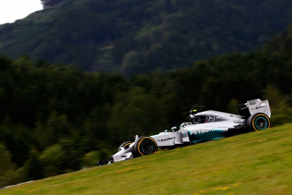 Course de la Mercedes blanche sportive en formule 1