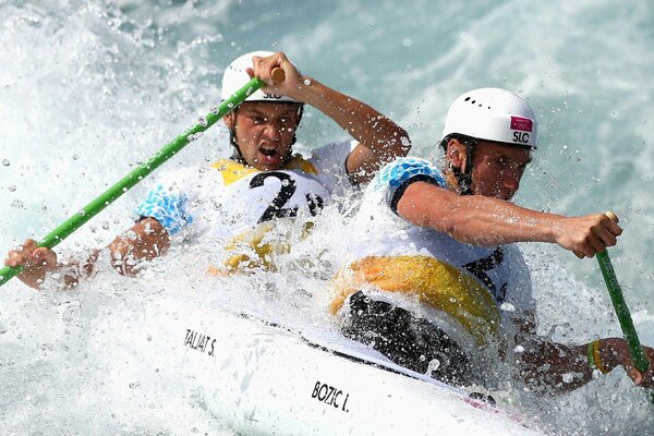 Canoa sul fiume veloce