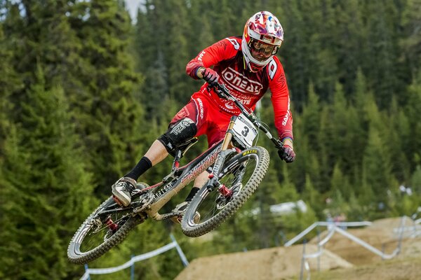 Course de vélo est un excellent sport d entraînement et d adrénaline