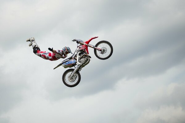 Motociclista in volo durante il salto