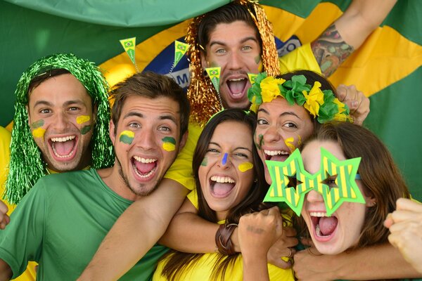 Tifosi di calcio brasiliani con facce dipinte