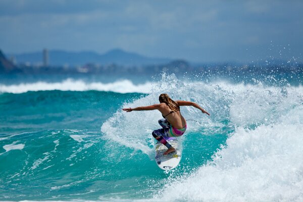 Océan et sport, surf sur l eau, vagues de surf, belle surfeuse