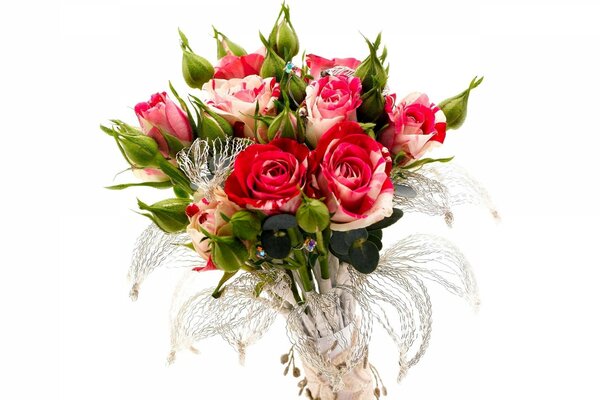 Bouquet de mariage de roses blanches et rouges