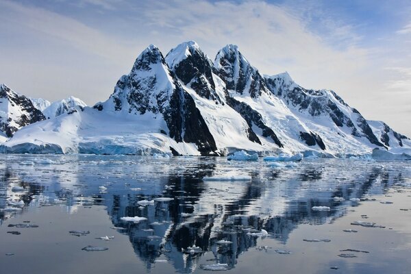 Schneebedeckte Berge am Meer