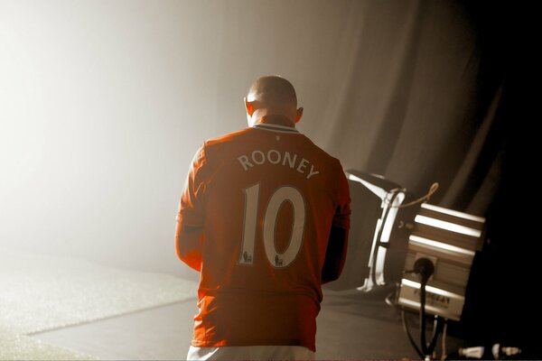 Rooney con uniforme de fútbol rojo