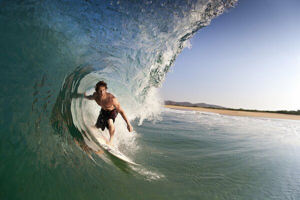 Surfista su un onda nelle acque del Messico