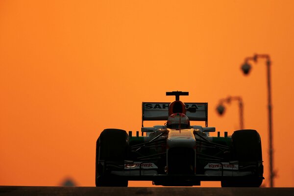 Gran premio de fórmula 1 en los Emiratos Árabes Unidos al atardecer