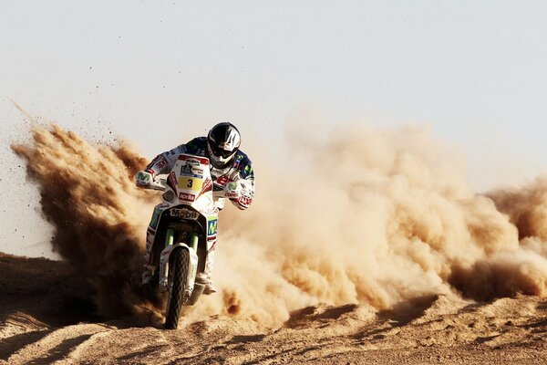 Motocross sulle sabbie del deserto del Sahara