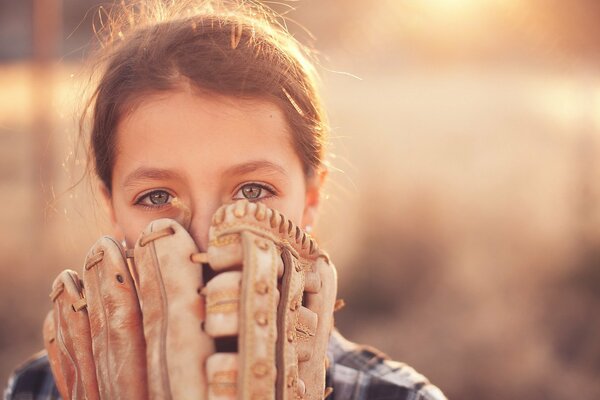 Chica con guante jugando béisbol